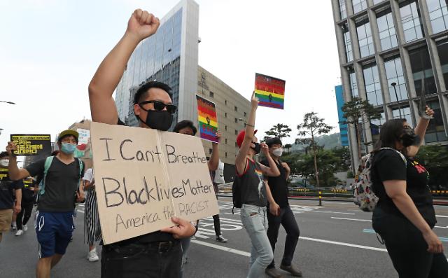 “Black Lives Matter”韩国民众示威抗议种族歧视声援黑人