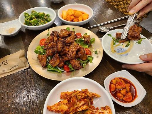 [밥상문화 바뀐다]① 이제는 덜어먹기 코로나19에 달라진 식사 풍경