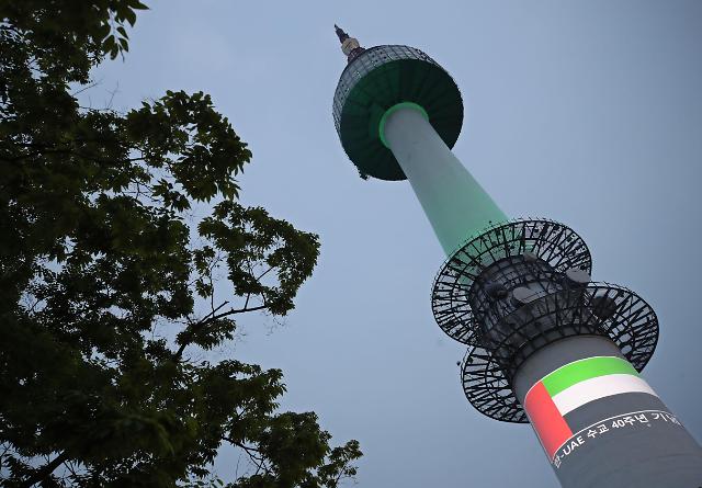 南山塔亮灯纪念韩国阿联酋建交40周年