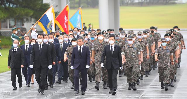 【6·25战争70周年】韩国防部长官参拜显忠院