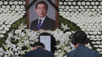故朴元淳ソウル市長、雨の中出棺・・・告別式はオンラインで生中継