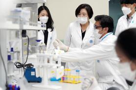 40-year-old man becomes first volunteer to participate in COVID-19 vaccine test