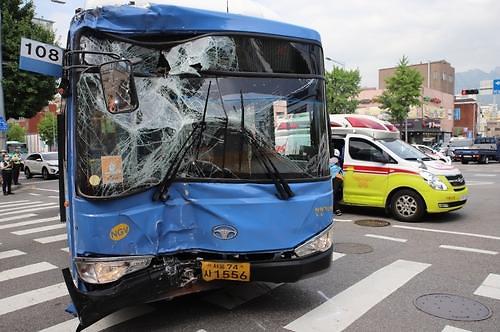 首尔市内公交突发事故 司机失去意识撞向路边建筑