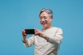 COVID-19 prompts middle-aged S. Koreans to learn how to watch Netflix and shop online