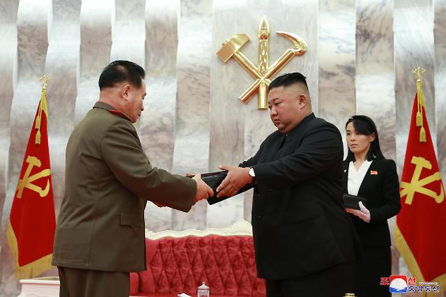 《朝鲜停战协定》签订67周年 金正恩授枪激励士气
