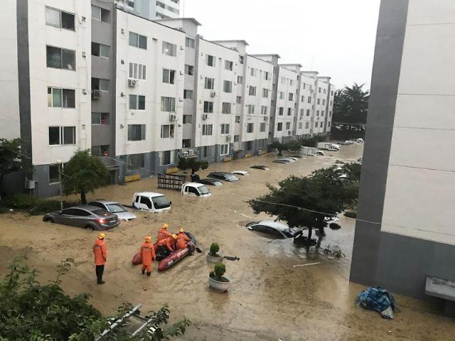 大田市遭遇暴雨袭击 停车场变汪洋大海