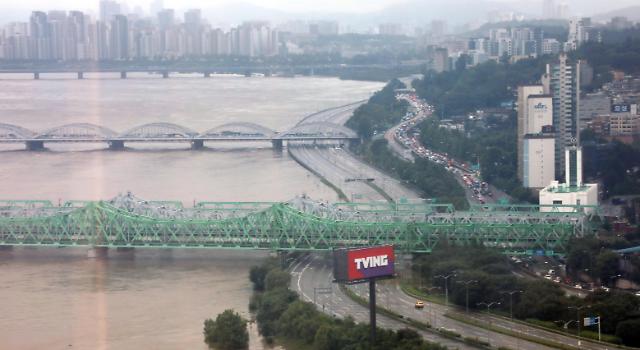 暴雨致首尔多处交通要道封路 汉江大桥时隔9年再响洪水警报
