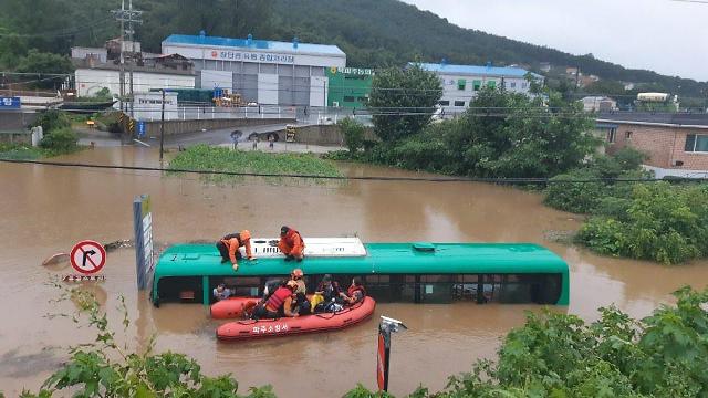 消防队员救助被洪水围困公交乘客