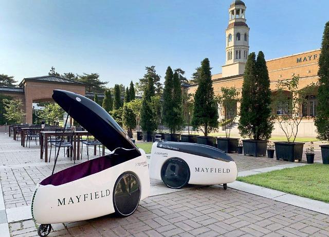 LGs outdoor food delivery robots deployed at Seoul hotel