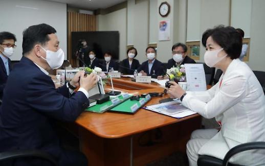 아들 휴가 지원장교·당직사병 재소환에도…추미애 현장행보