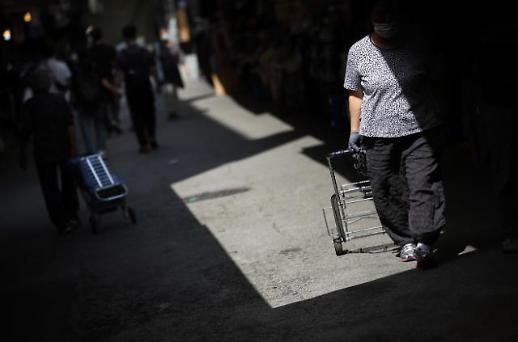 [광화문갤러리] 대목 앞둔 남대문시장, 그림자 드리운 상인들의 얼굴