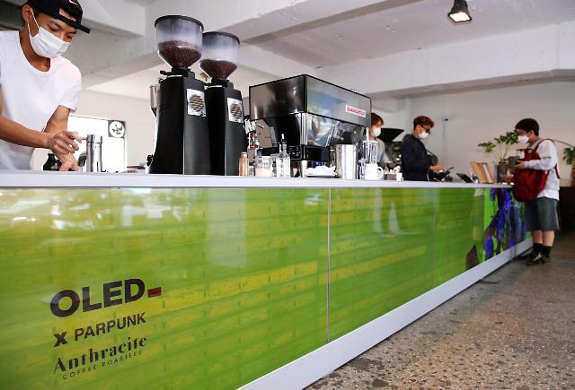 Media arts using LGs transparent OLED panels appear in Seoul cafes
