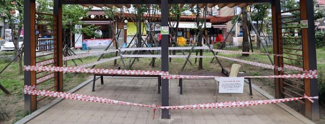 확진자 61명으로 줄었으나…</br>직장·요양병원·어린이집 또 나왔다