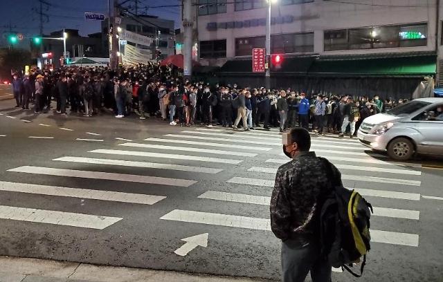 首尔凌晨的人力市场 外籍劳动者一天开始的地方