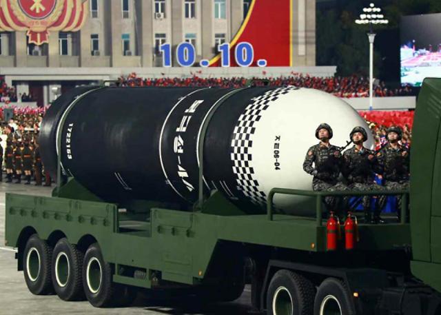 金正恩出席建党75周年阅兵式 新型洲际导弹首亮相 