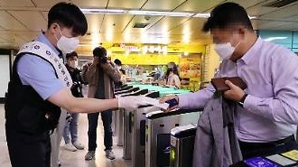 Hàn Quốc bắt buộc đeo khẩu trang trên các phương tiện giao thông công cộng và bệnh viện
