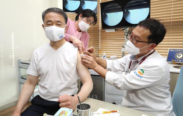 保健福祉部长官朴凌厚接种流感疫苗 呼吁民众相信政府