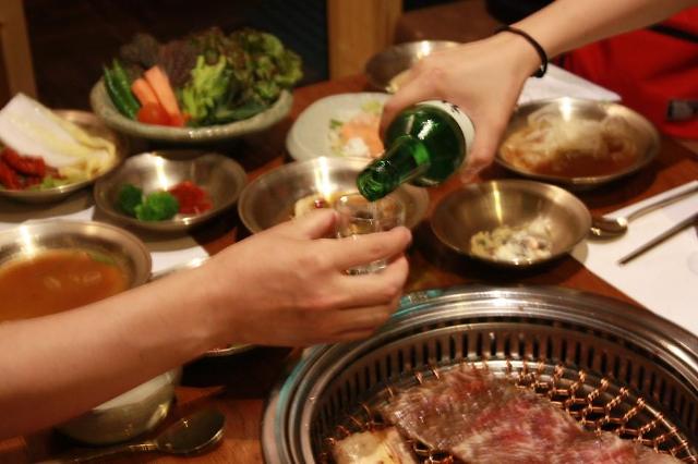 韩国拟重新定制防疫等级 疫情下超两成公司聚餐照旧