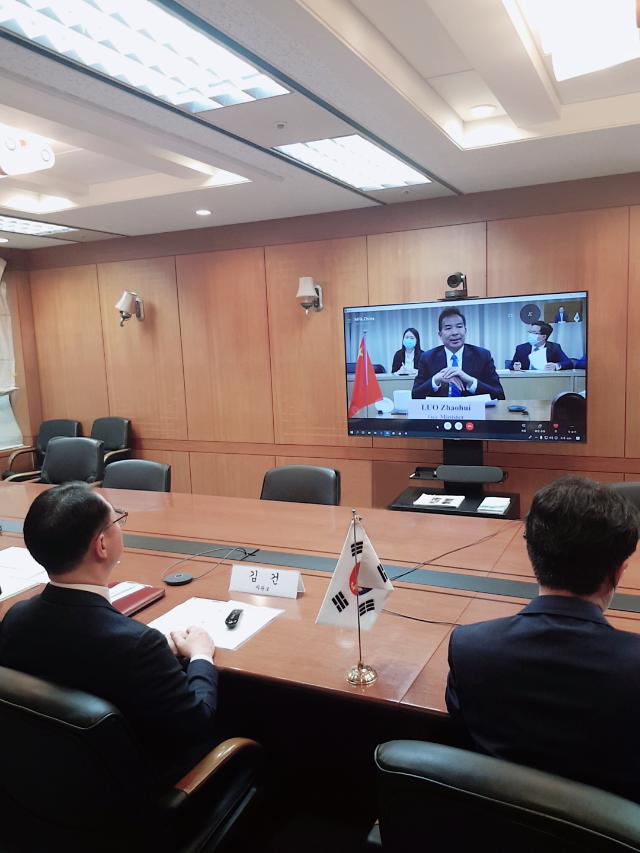 韩中外交高官举行视频会议共商合力抗疫