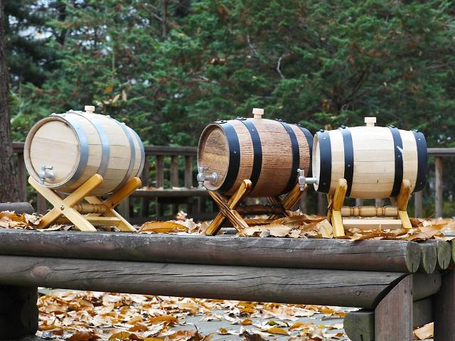 Researchers localize production of oak barrels for liquor aging with native trees