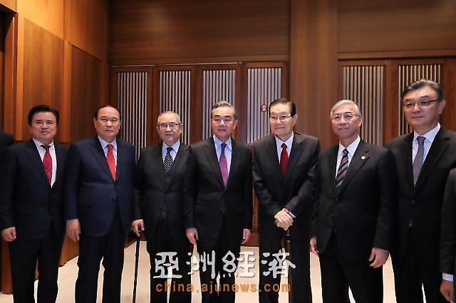 中国外长王毅吊唁韩国前统一部长官李世基
