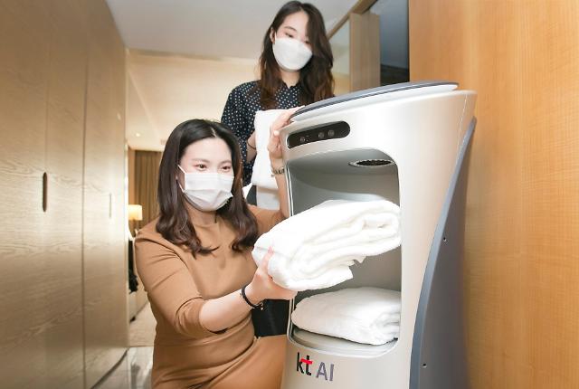 KT forges partnership with Shinsegaes hotel franchise to offer autonomous robot butler service