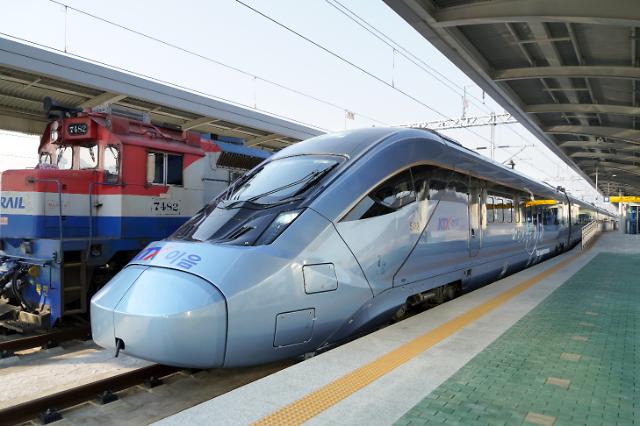 S. Koreas high-speed electrical train KTX-Eum makes commercial debut.