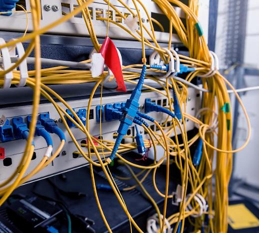 “5G는 전기 먹는 하마”... 에너지 효율·저탄소 해법 찾기 골몰하는 통신사들