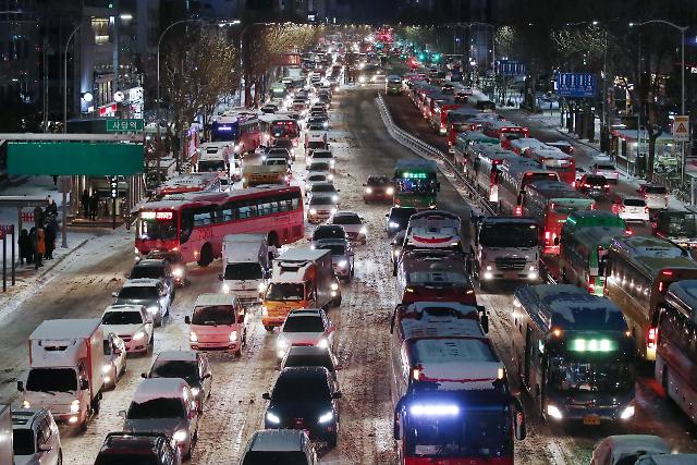 多地普降大雪 首尔部分道路出现交通堵塞