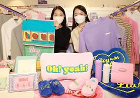 Lotte Department Store tổ chức các buổi triển lãm thương mại trực tiếp hàng tuần để bán các sản phẩm chính thức của BTS