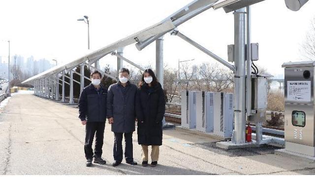 Seoul builds solar power plant on idle land near urban expressway