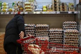 Người tiêu dùng Hàn Quốc chỉ còn biết thở dài khi thấy mức giá điên rồ của hành tây và trứng