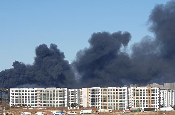 蔚山一处工厂发生大火 