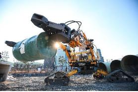 State researchers develop heavy-duty rescue machine equipped with robot arms