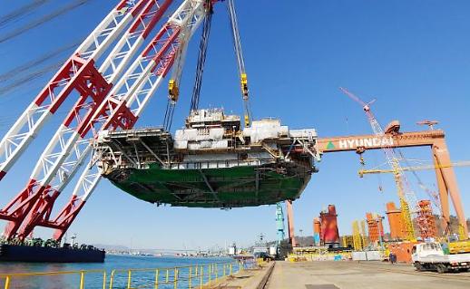 Hyundai shipyard lifts 9,100-ton topside of deep-water offshore plant