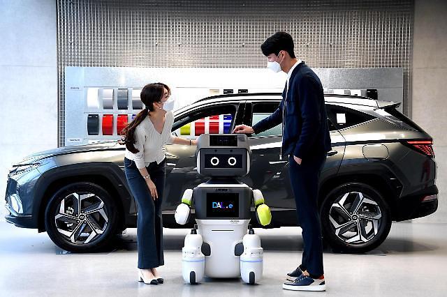 Hyundai tests autonomous robot assistant in Seoul showroom 