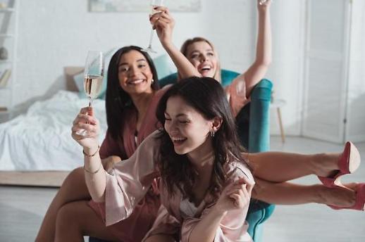 셀프 체크인·드라이브스루 요리…호텔의 생존전략