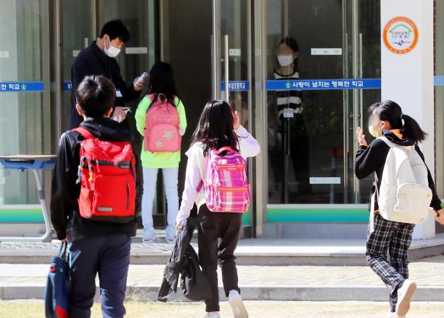[종합] 서울 초등1~2·유치원생 매일 등교…"학부모 70% 찬성"
