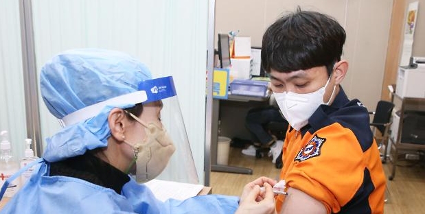 백신 접종 본격화…</br>이상반응 속출에 노심초사