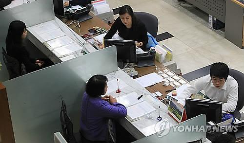 ​[금소법 논란] 시행 앞둔 ‘금소법’ 지주사의 자회사 경영 간섭으로 이어지나