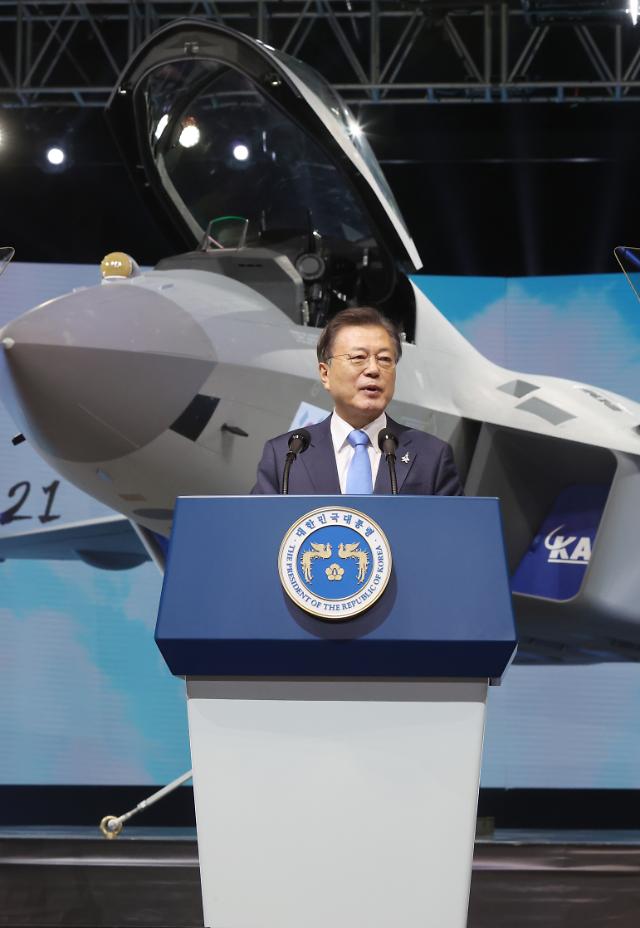 문대통령, 첫 국산 전투기 KF-X 출고식 참석..."자주국방 새 시대" 