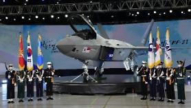 [FOCUS] President Moon hails rollout of home-made fighter jet as historic milestone