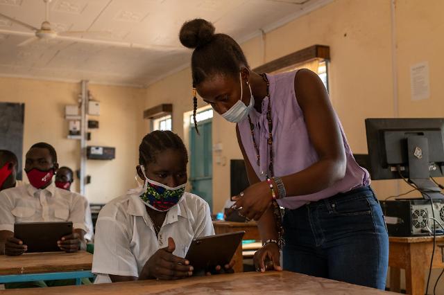 三星向肯尼亚难民营青少年捐赠Galaxy Tab