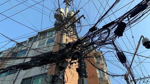 얽히고 설킨 공중 케이블 9년째 걷어내는 중