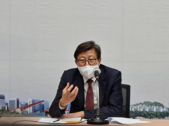 박형준 시장이 지난 5월 13일 부산시립미술관에서 '이건희 미술관'이 부산 북항에 유치되어야 한다고 설명하고 있다.[사진=부산시 제공]