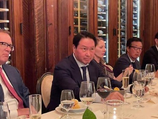 [위클리人] 재벌도 요플레 뚜껑 핥아먹는다···최태원 회장, 미국 출장 중 소통행보 주목