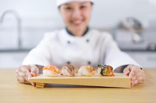 [아주 돋보기] 사적모임 2인 제한에도 초밥집·골프장은 웃었다
