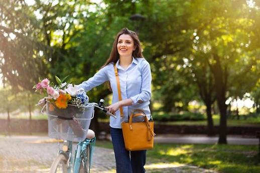 [한여름 출근길 패션] 복장 자율화 확산에 쿨맵시 대세