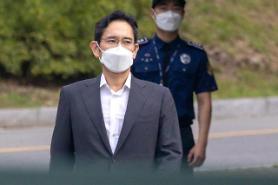 Samsungs de facto leader released from jail on parole amid split public opinions