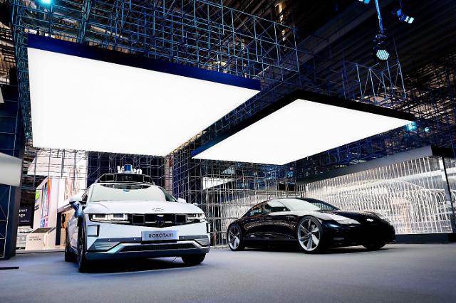 현대자동차가 독일 뮌헨에서 열린 'IAA 모빌리티 2021'에서 공개한 아이오닉5 로보택시(왼쪽부터), 두 번째 전용 전기차 아이오닉6의 콘셉트카인 '프로페시', 하반기 공개 예정인 아이오닉 브랜드 대형 SUV 콘셉트의 실루엣. [사진=현대자동차 제공]